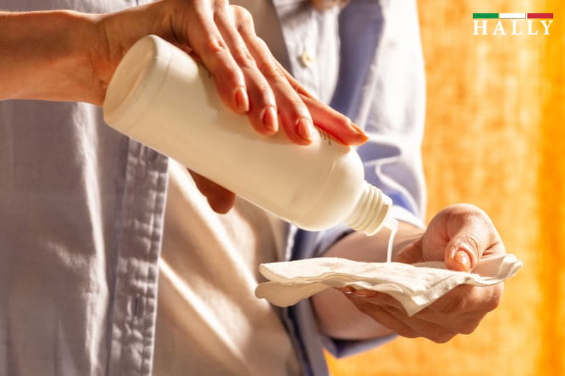 Đổ dung dịch dưỡng ra một tấm vải mềm